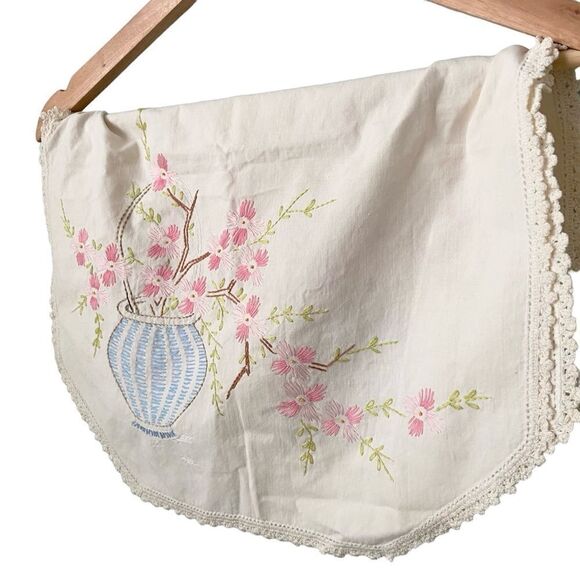VTG Elegant Vintage Floral Embroidered Linen Table Runner, Dresser Scarf in OS - Picture 2 of 13
